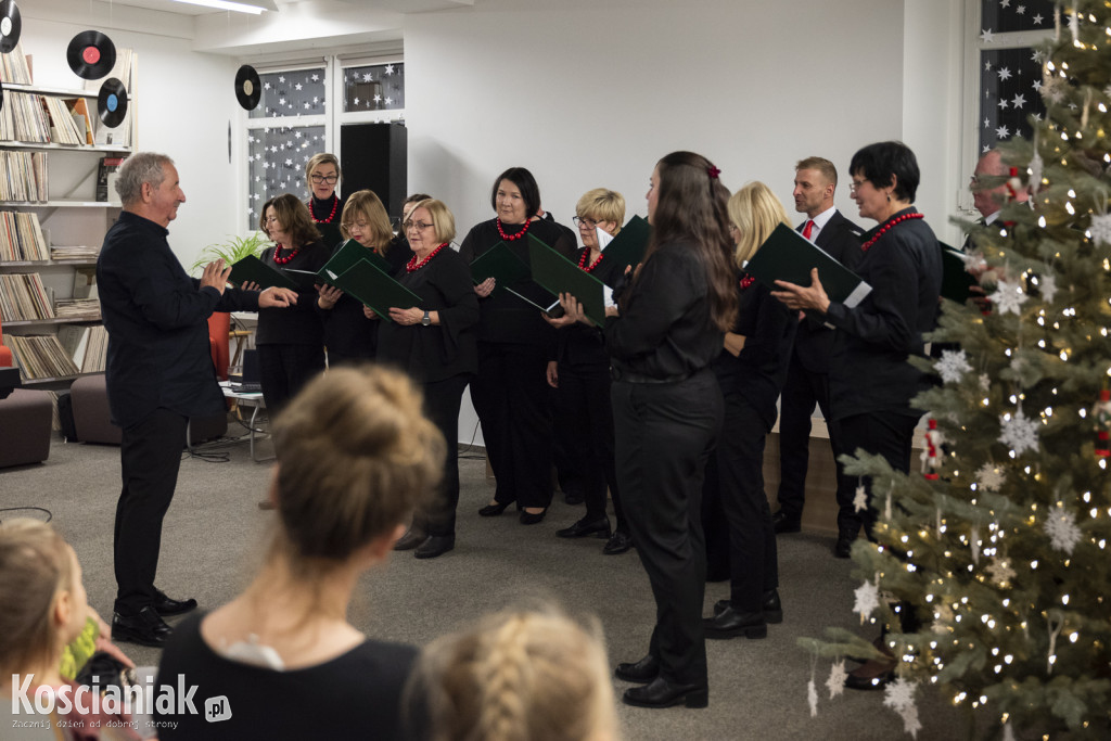 Kolędy i pastorałki wybrzmiały w bibliotece