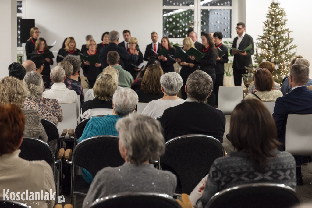 Kolędy i pastorałki wybrzmiały w bibliotece