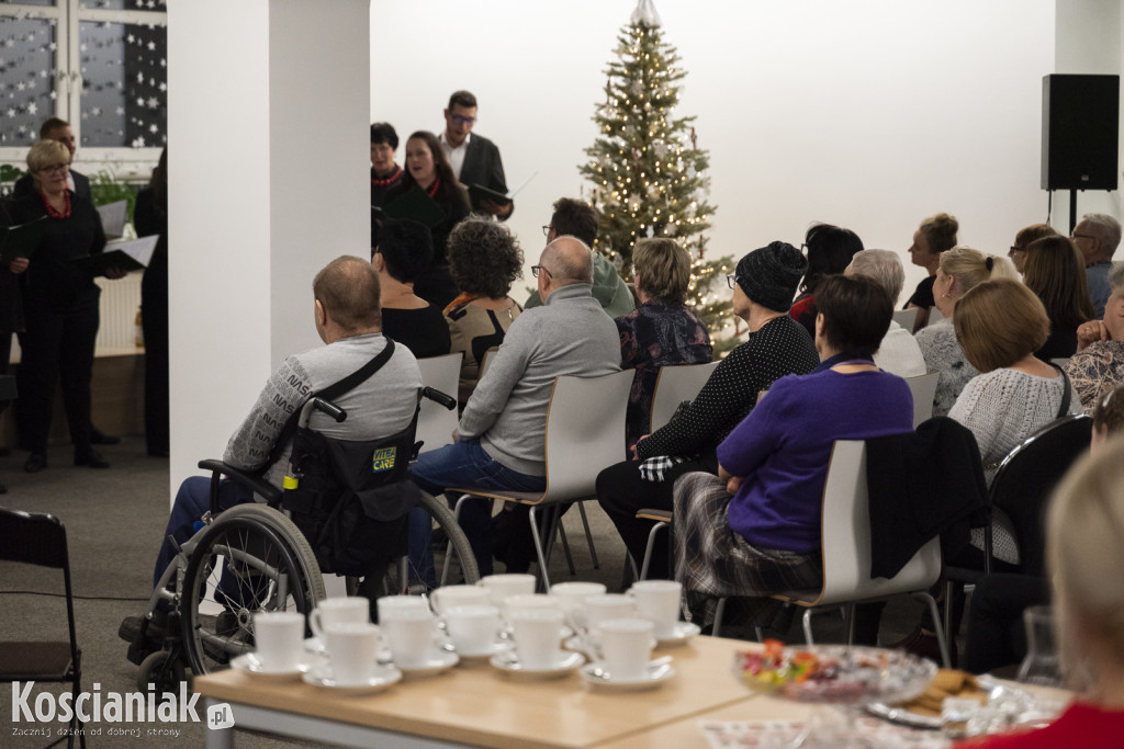 Kolędy i pastorałki wybrzmiały w bibliotece