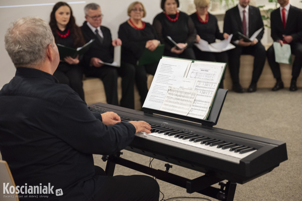Kolędy i pastorałki wybrzmiały w bibliotece