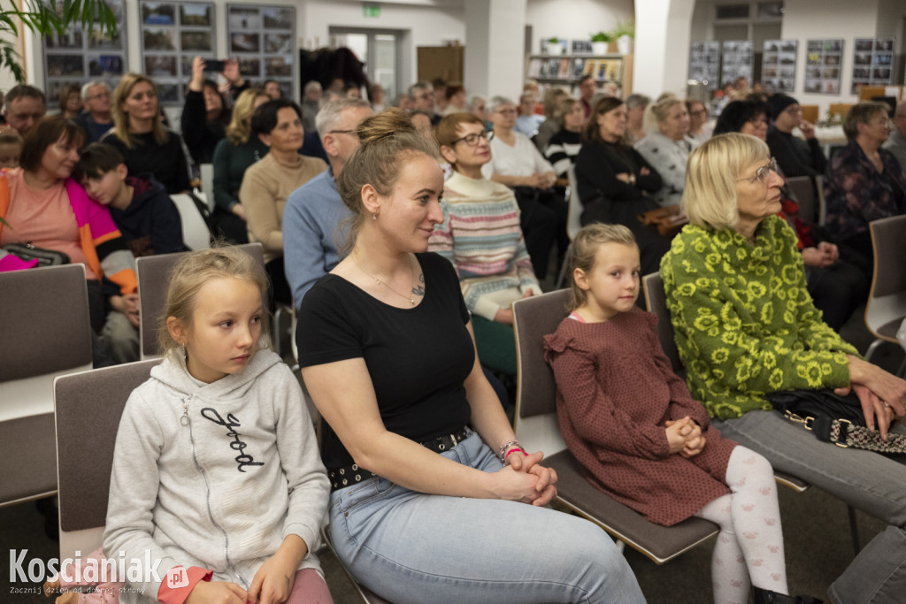 Kolędy i pastorałki wybrzmiały w bibliotece