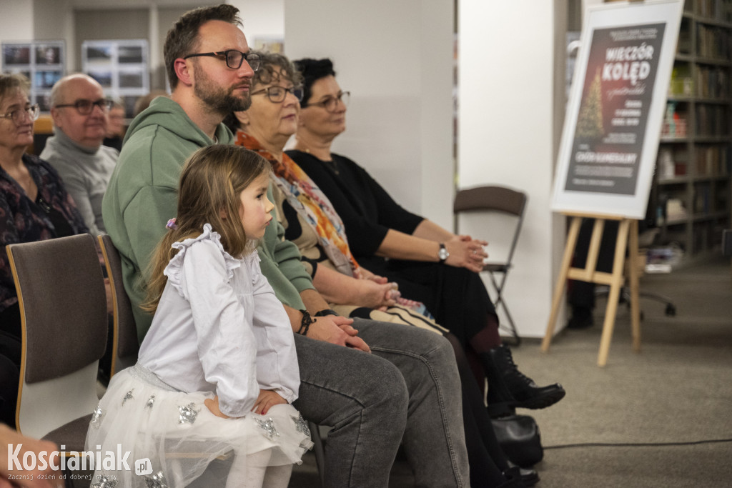 Kolędy i pastorałki wybrzmiały w bibliotece