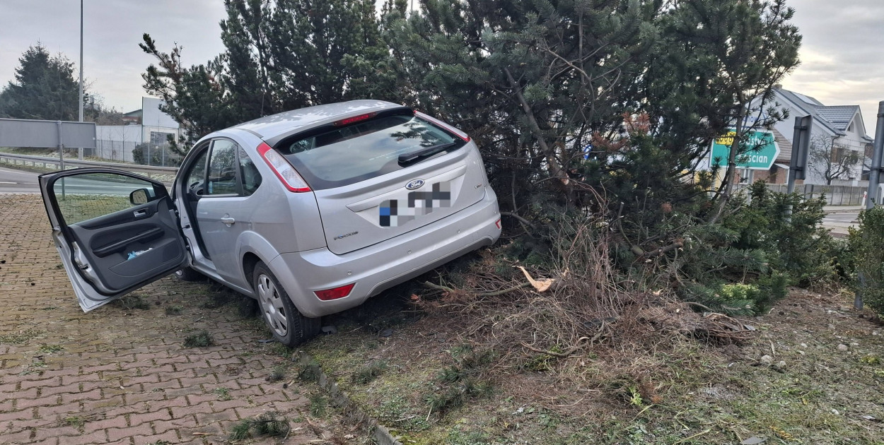 Senior wjechał na wysepkę ronda w Kiełczewie