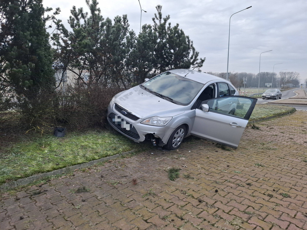 Senior wjechał na wysepkę ronda w Kiełczewie