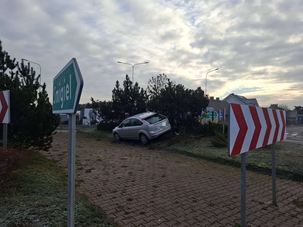 Senior wjechał na wysepkę ronda w Kiełczewie