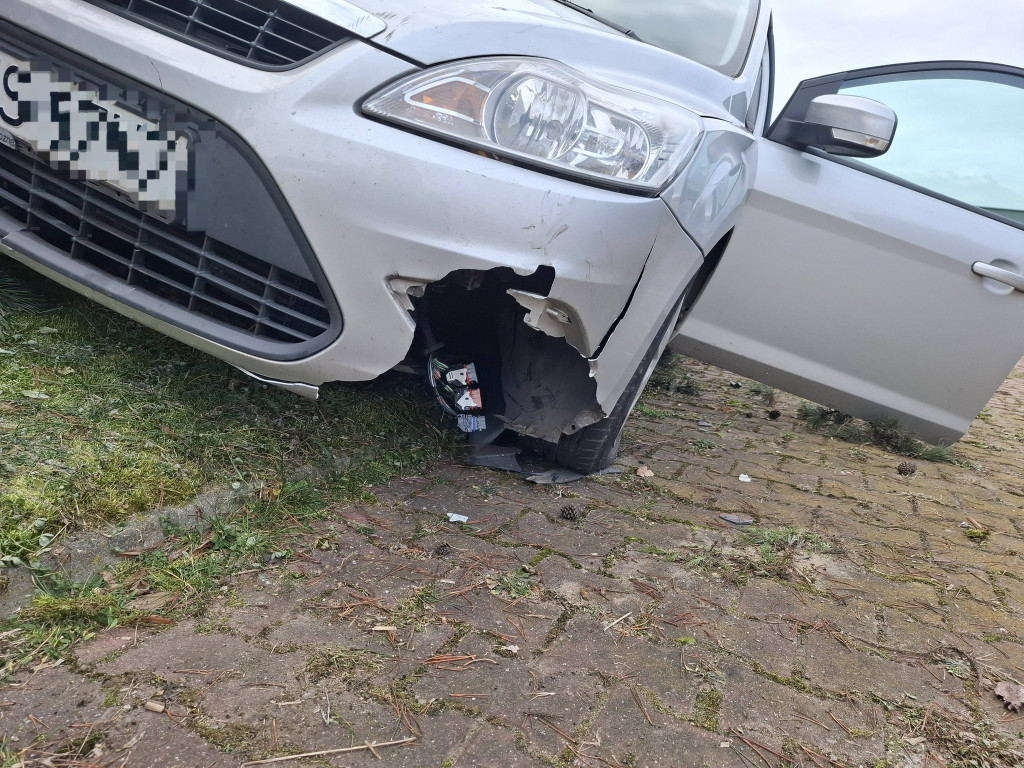 Senior wjechał na wysepkę ronda w Kiełczewie