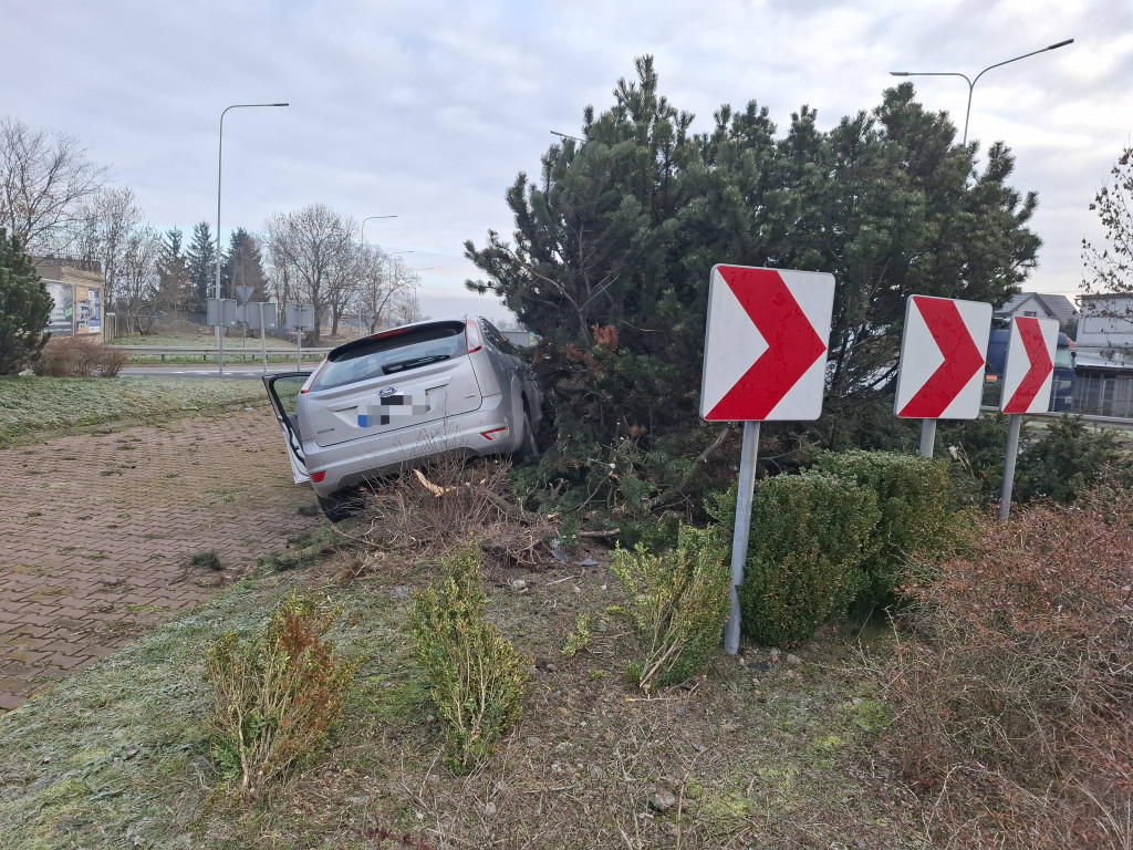 Senior wjechał na wysepkę ronda w Kiełczewie