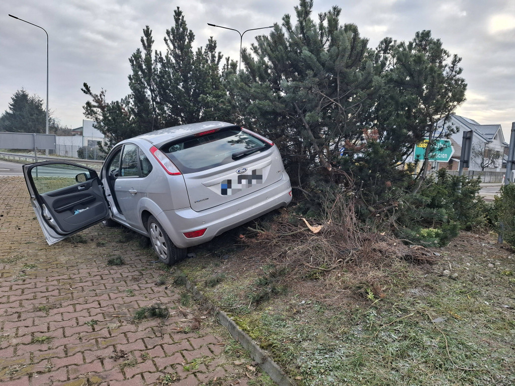 Senior wjechał na wysepkę ronda w Kiełczewie