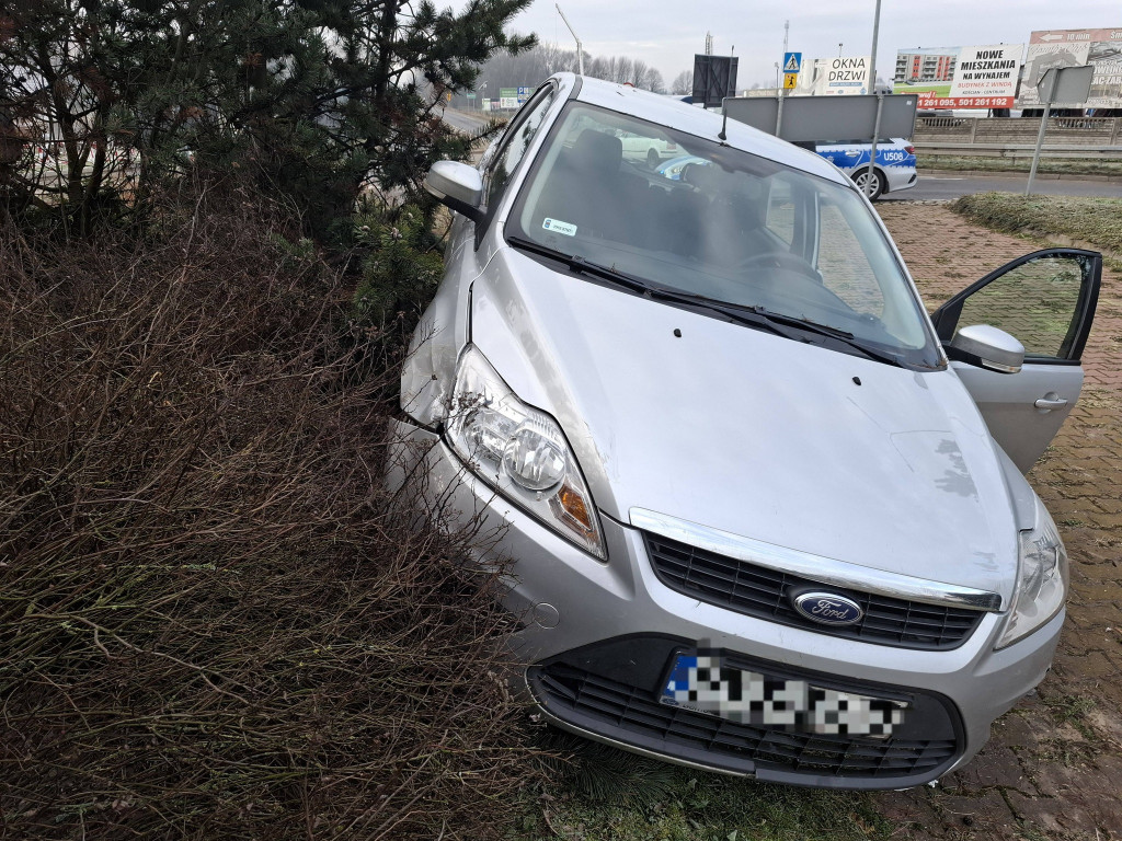 Senior wjechał na wysepkę ronda w Kiełczewie