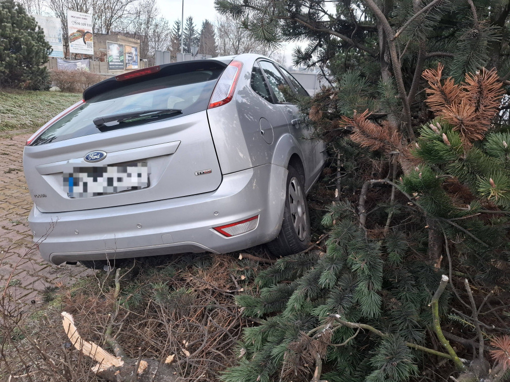 Senior wjechał na wysepkę ronda w Kiełczewie
