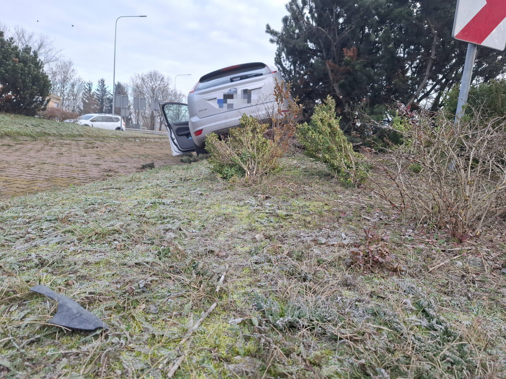 Senior wjechał na wysepkę ronda w Kiełczewie