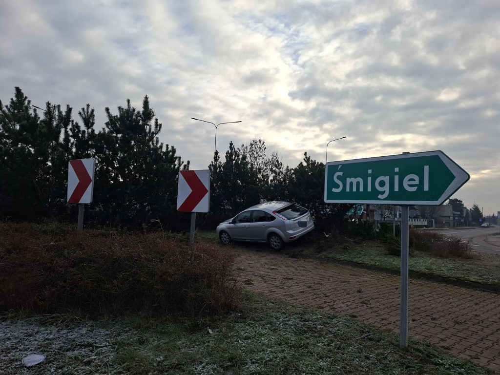 Senior wjechał na wysepkę ronda w Kiełczewie