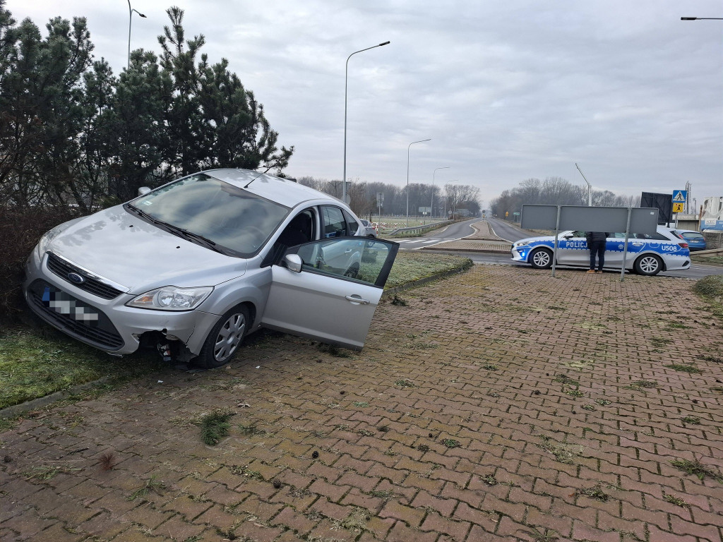 Senior wjechał na wysepkę ronda w Kiełczewie
