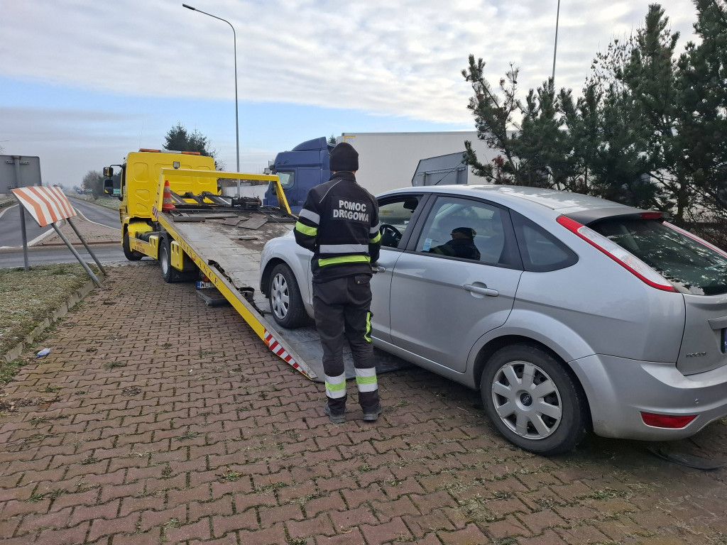 Senior wjechał na wysepkę ronda w Kiełczewie