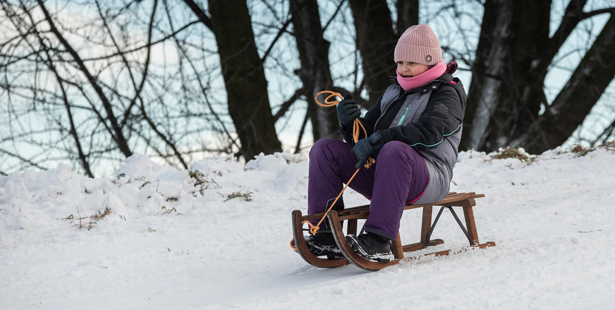 Dzieci szaleją na sztucznym śniegu Ferfety