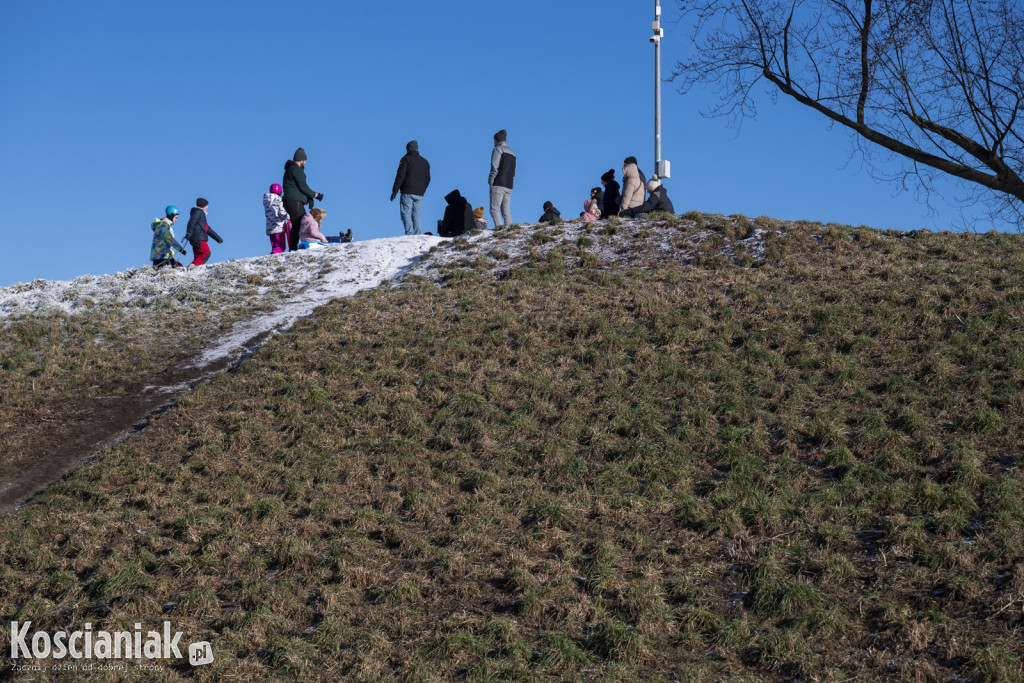 Dzieci szaleją na sztucznym śniegu Ferfety