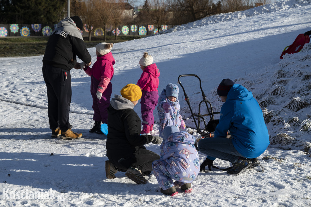 Dzieci szaleją na sztucznym śniegu Ferfety