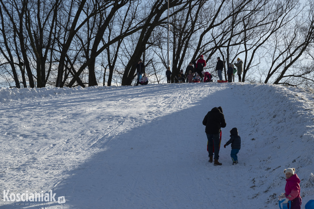 Dzieci szaleją na sztucznym śniegu Ferfety