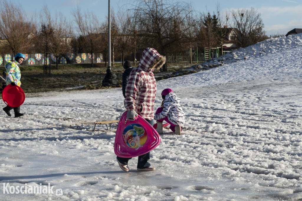 Dzieci szaleją na sztucznym śniegu Ferfety