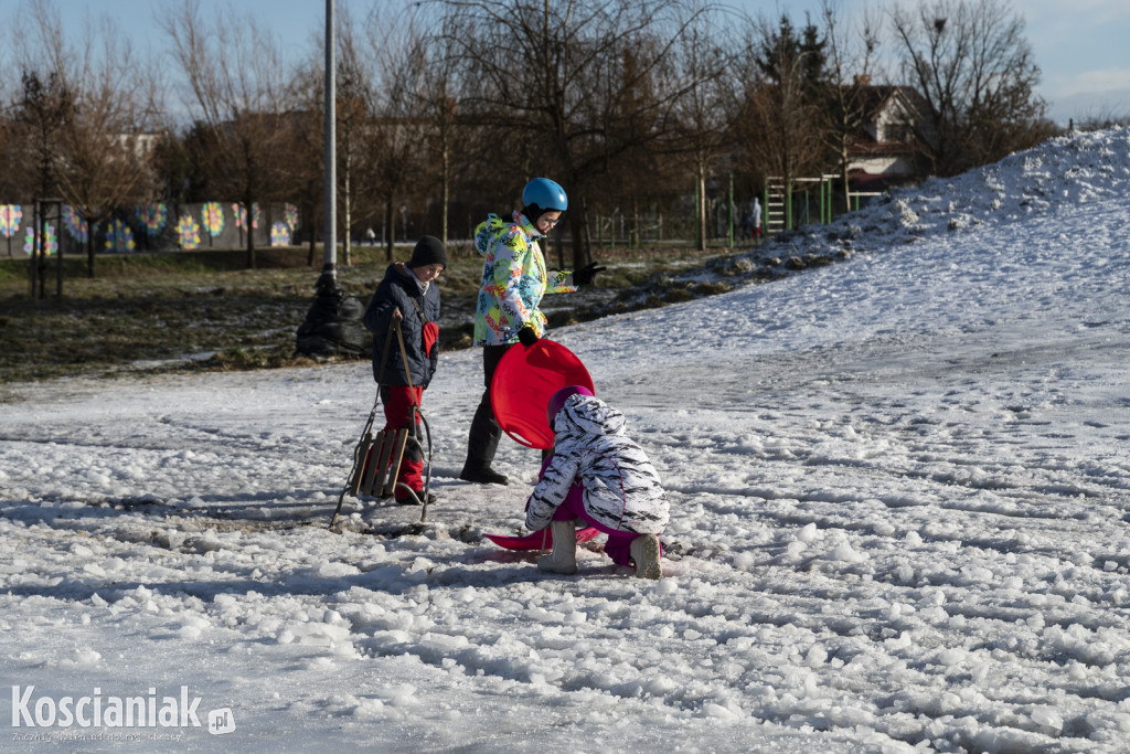 Dzieci szaleją na sztucznym śniegu Ferfety