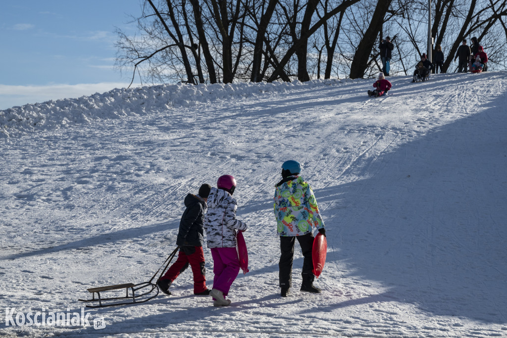 Dzieci szaleją na sztucznym śniegu Ferfety
