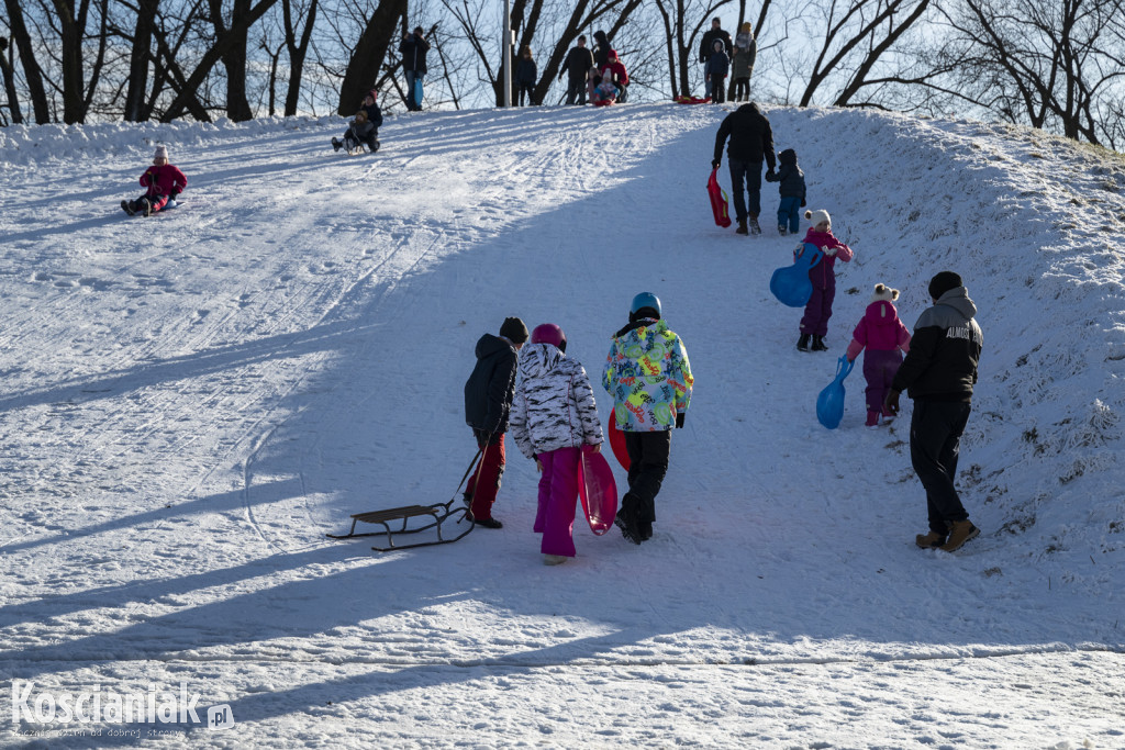 Dzieci szaleją na sztucznym śniegu Ferfety