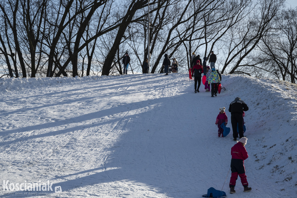 Dzieci szaleją na sztucznym śniegu Ferfety