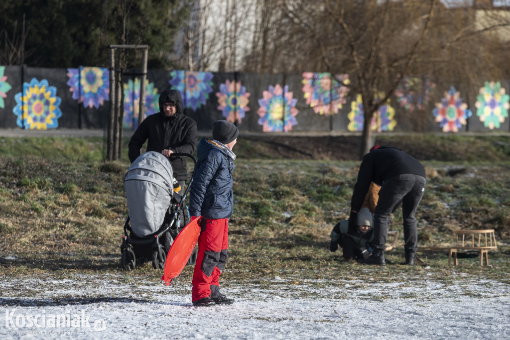 Dzieci szaleją na sztucznym śniegu Ferfety