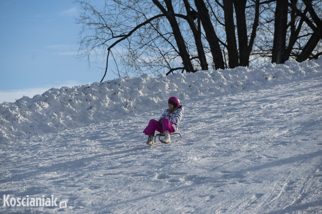 Dzieci szaleją na sztucznym śniegu Ferfety