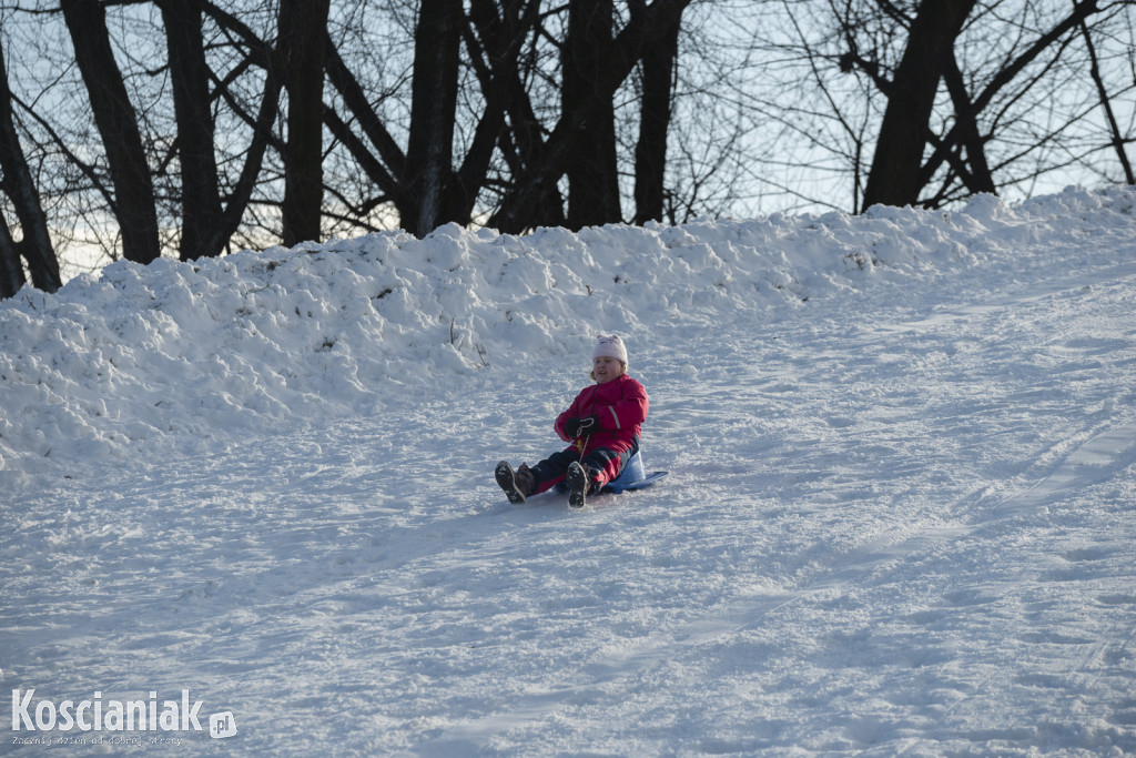 Dzieci szaleją na sztucznym śniegu Ferfety