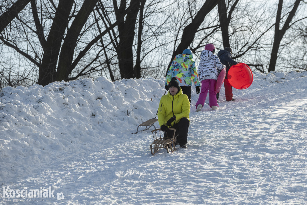 Dzieci szaleją na sztucznym śniegu Ferfety