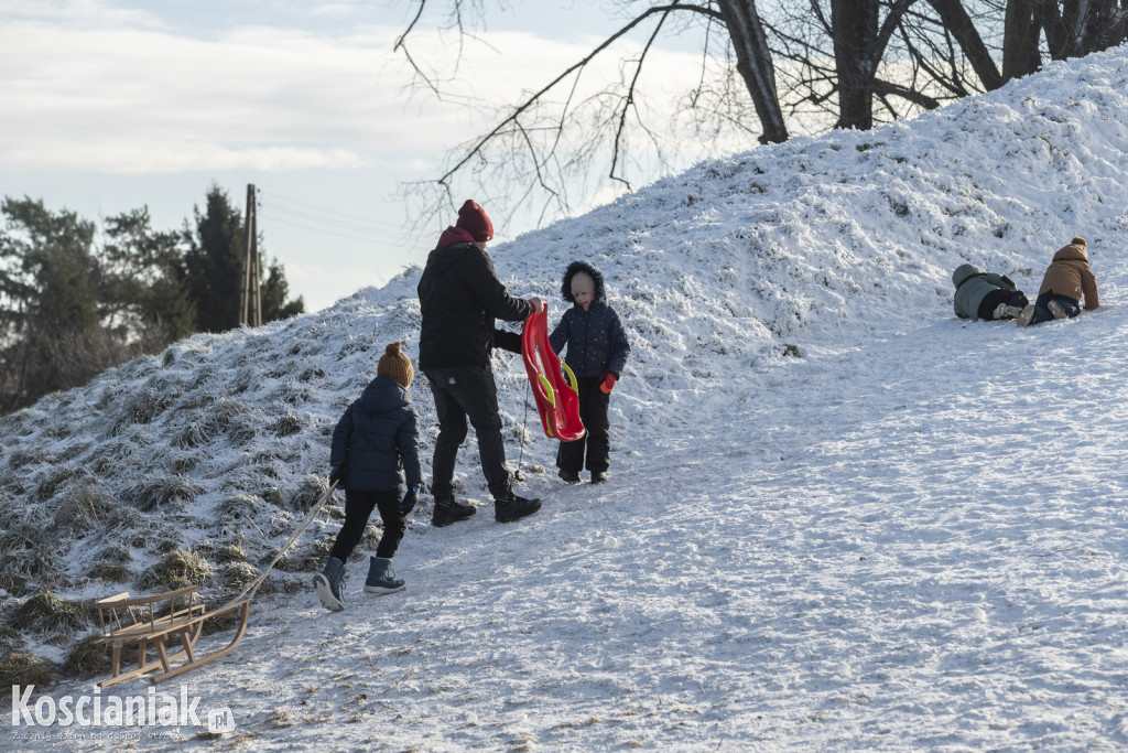 Dzieci szaleją na sztucznym śniegu Ferfety