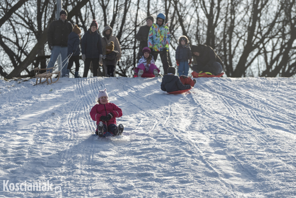 Dzieci szaleją na sztucznym śniegu Ferfety