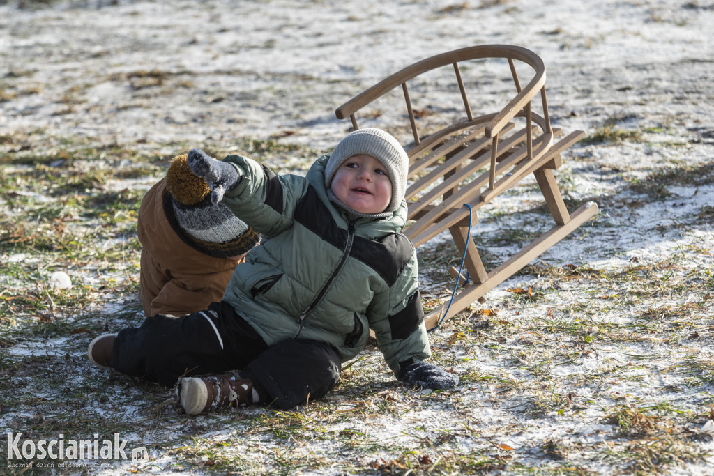 Dzieci szaleją na sztucznym śniegu Ferfety