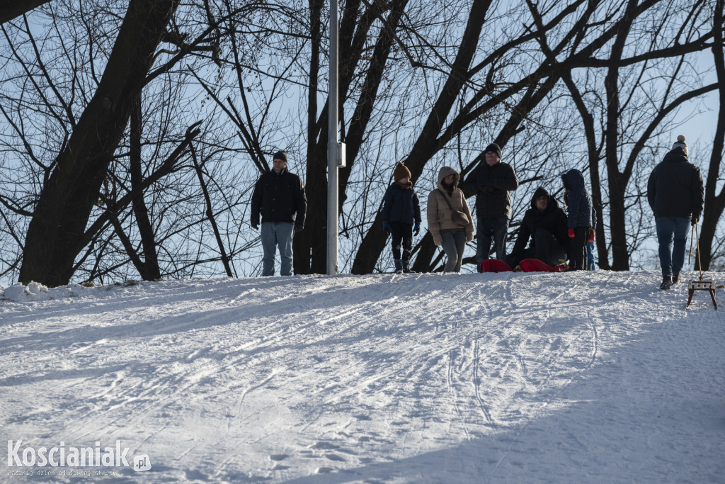Dzieci szaleją na sztucznym śniegu Ferfety