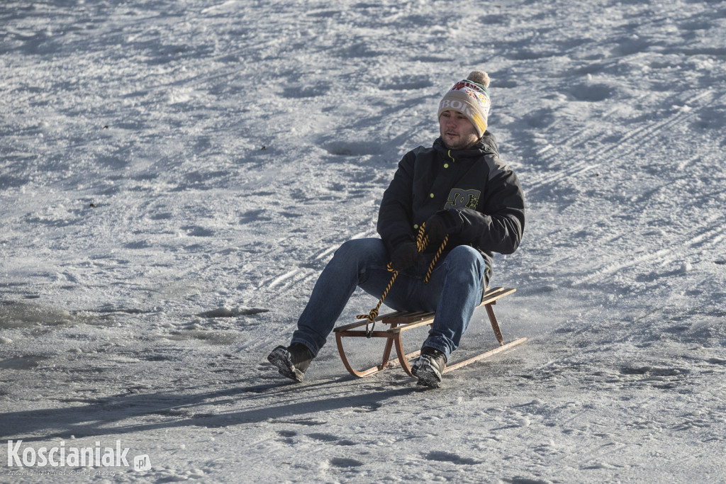 Dzieci szaleją na sztucznym śniegu Ferfety