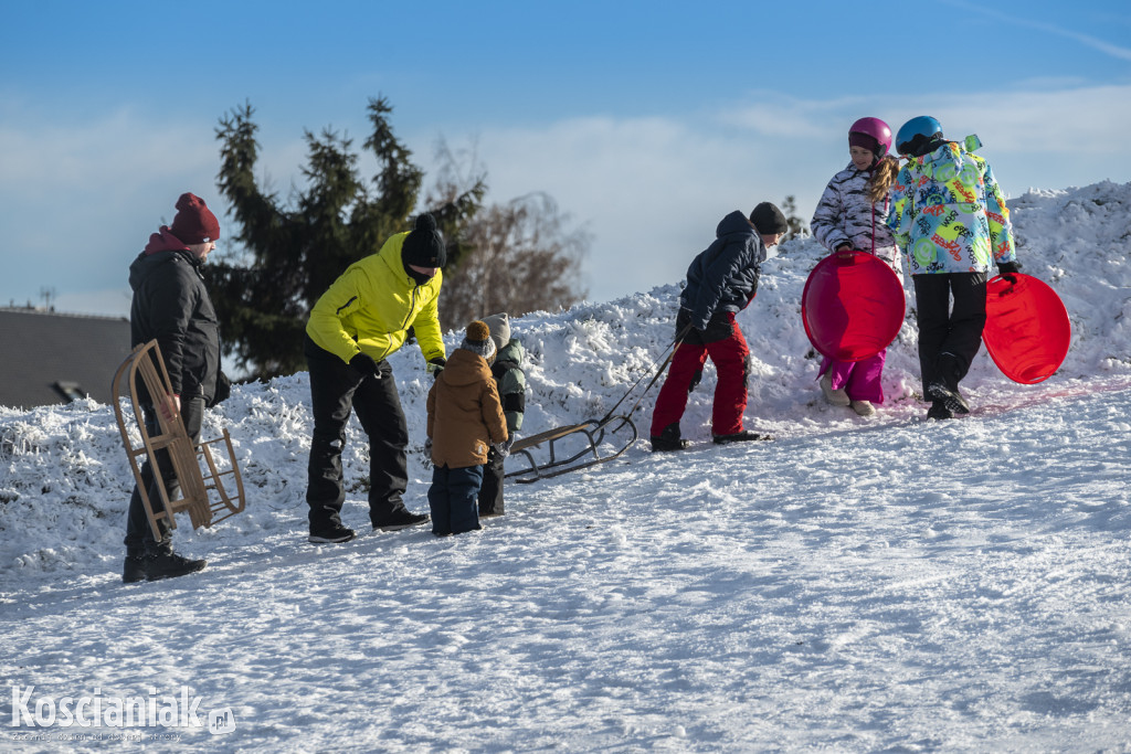 Dzieci szaleją na sztucznym śniegu Ferfety