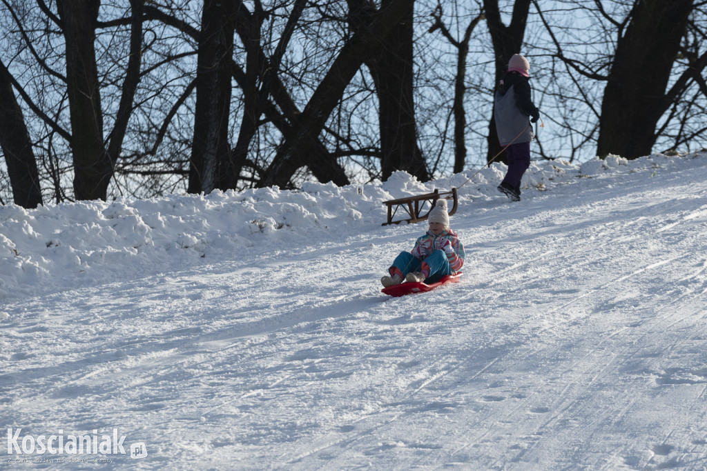 Dzieci szaleją na sztucznym śniegu Ferfety