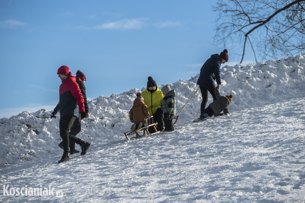 Dzieci szaleją na sztucznym śniegu Ferfety