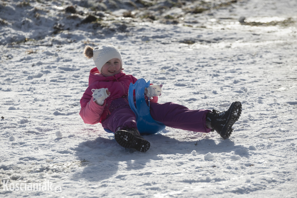 Dzieci szaleją na sztucznym śniegu Ferfety