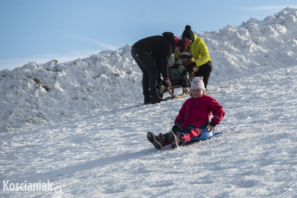 Dzieci szaleją na sztucznym śniegu Ferfety
