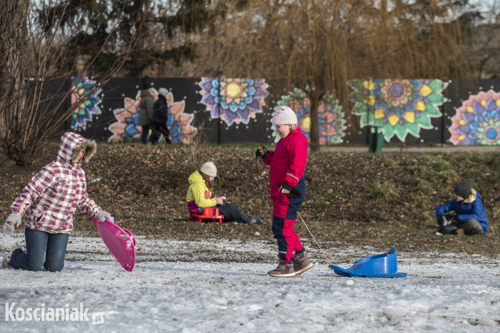Dzieci szaleją na sztucznym śniegu Ferfety