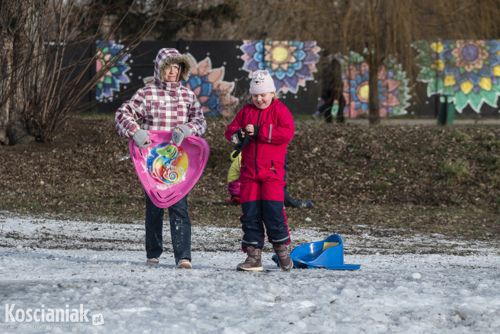 Dzieci szaleją na sztucznym śniegu Ferfety