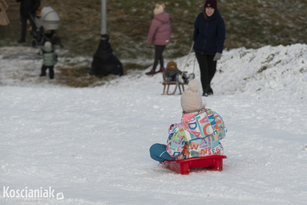 Dzieci szaleją na sztucznym śniegu Ferfety