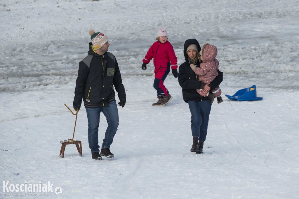 Dzieci szaleją na sztucznym śniegu Ferfety