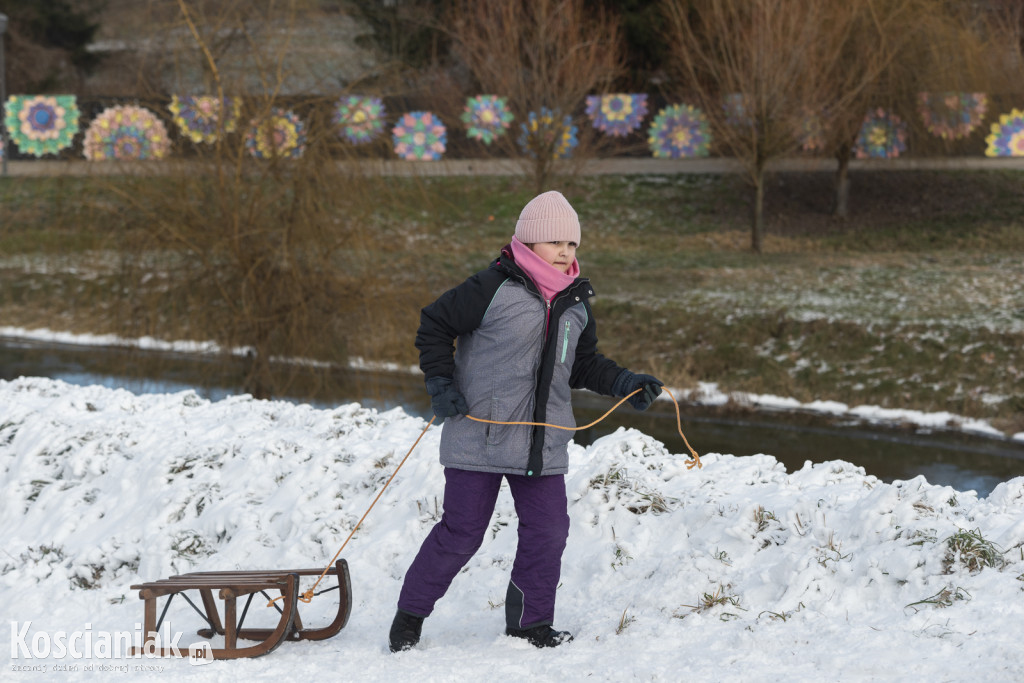 Dzieci szaleją na sztucznym śniegu Ferfety