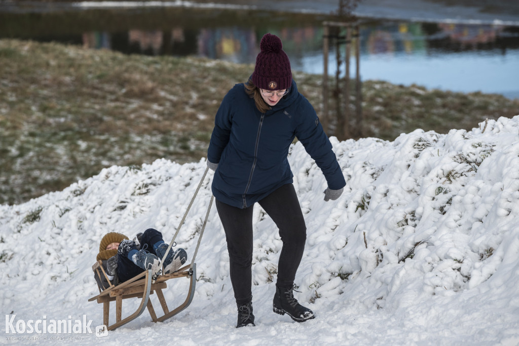 Dzieci szaleją na sztucznym śniegu Ferfety