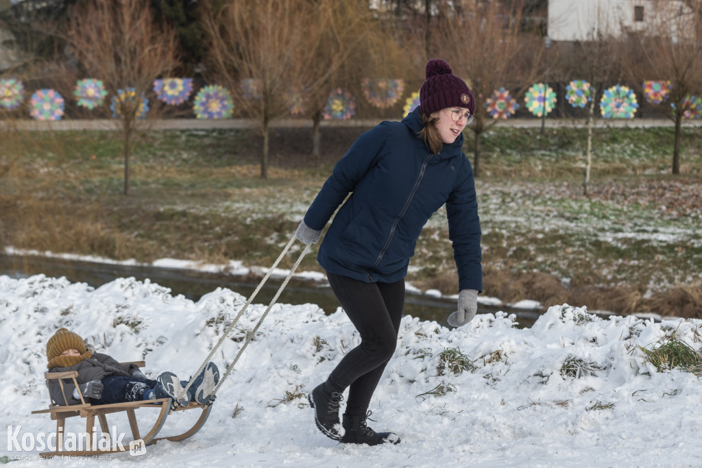 Dzieci szaleją na sztucznym śniegu Ferfety