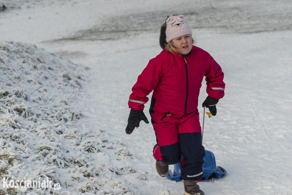 Dzieci szaleją na sztucznym śniegu Ferfety