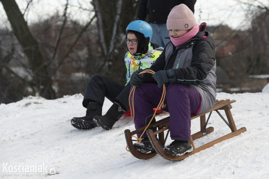 Dzieci szaleją na sztucznym śniegu Ferfety